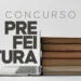 Notebook e pilha de livros simbolizando estudo para concurso da prefeitura com vagas e salários de até R$ 7 mil