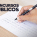 Mão preenchendo gabarito de prova de múltipla escolha em concurso público