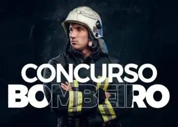 Bombeiro com capacete e uniforme, representando a prorrogação das inscrições do Concurso Bombeiros-DF com salários de até R$ 15.287,06.