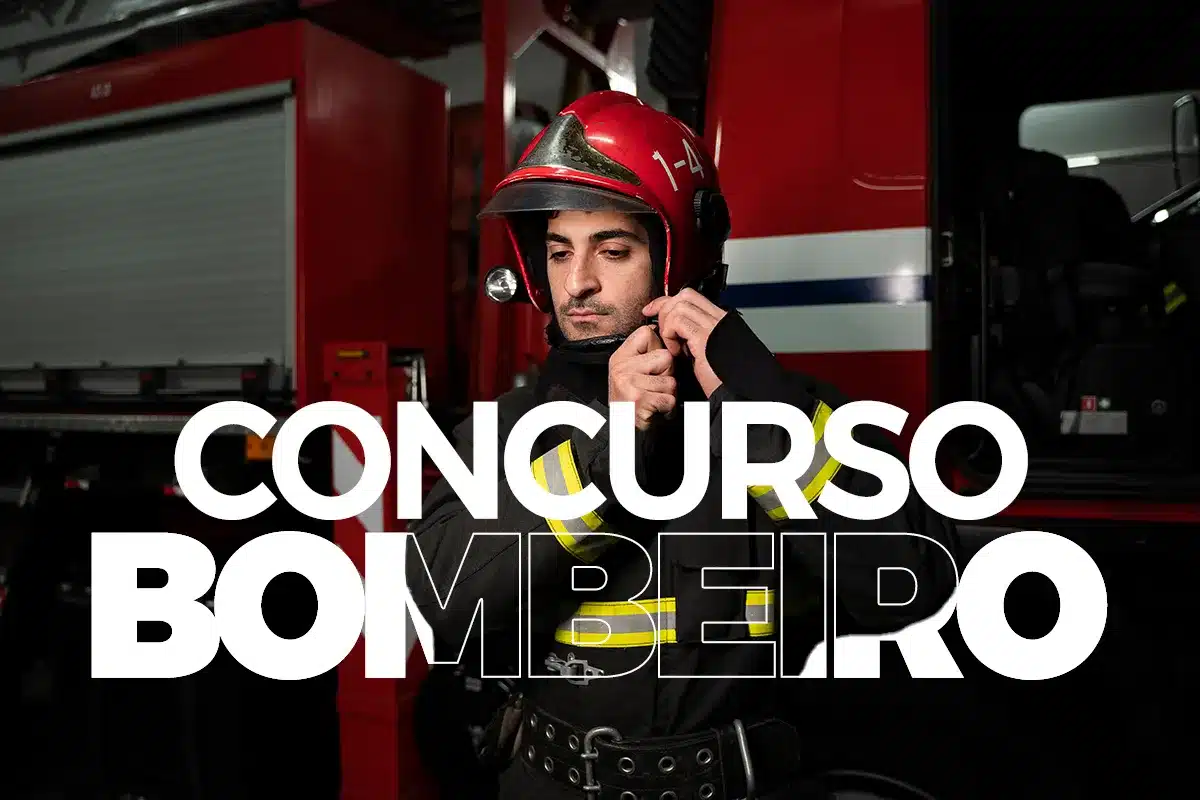 Bombeiros-DF: Concurso Oferece 356 Vagas para Soldado, Oficial, Condutor e Músico Bombeiro ajustando o capacete em frente a um caminhão de bombeiros vermelho, representando as 356 vagas abertas no Concurso dos Bombeiros-DF para diversas especialidades.
