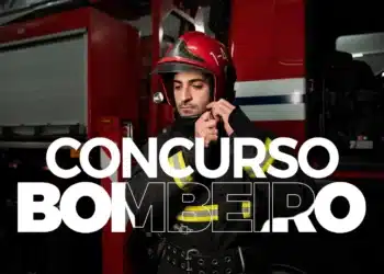 Bombeiro militar em frente a viatura do Corpo de Bombeiros ajustando capacete vermelho antes de operação relacionada ao resultado do concurso RJ divulgado em outubro