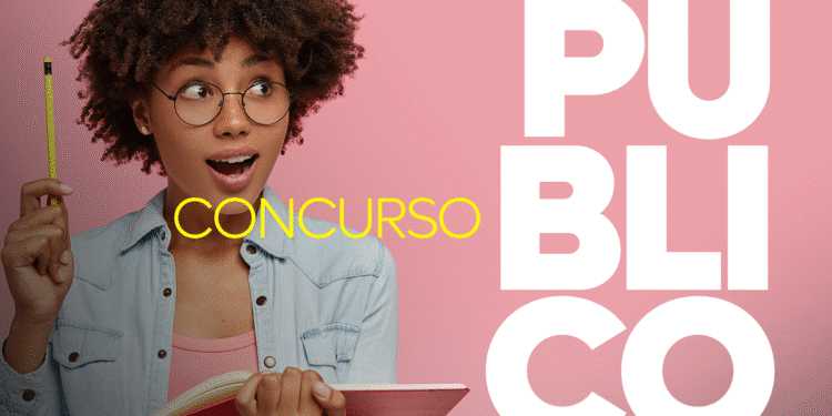 Candidata surpresa com óculos segurando lápis e caderno vermelho ao descobrir abertura de inscrições do Concurso PE