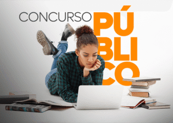 Jovem mulher estudando deitada com laptop e livros ao redor para concurso público