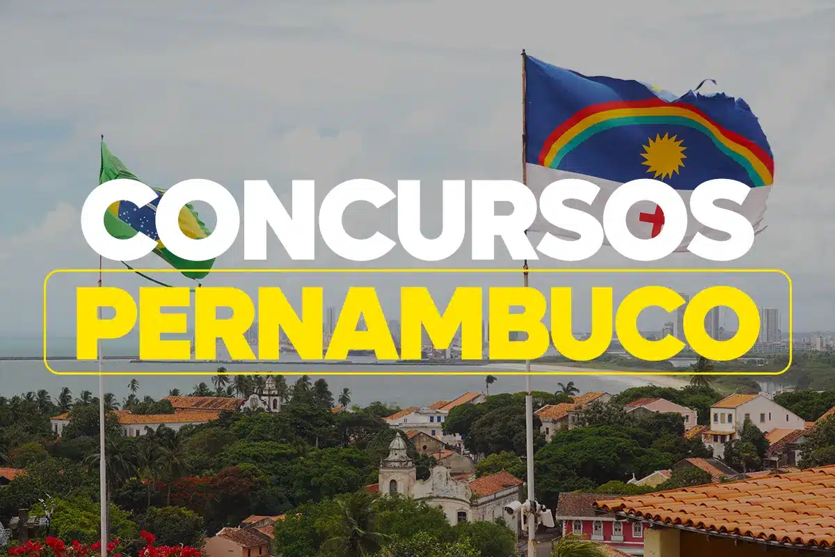 Concurso PE Retomado - Lei de Cotas Bandeiras do Brasil e de Pernambuco sobre a orla de uma cidade, com a inscrição "Concursos Pernambuco", representando a retomada do Concurso Unificado e a aplicação da Lei de Cotas estadual.