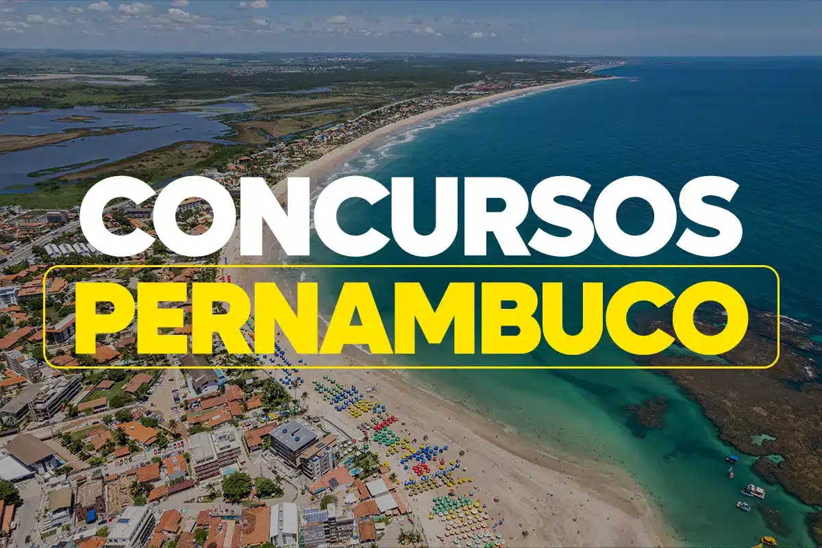 Banner destacando o concurso de Pernambuco e a distribuição das vagas, com uma vista aérea de uma praia do estado.