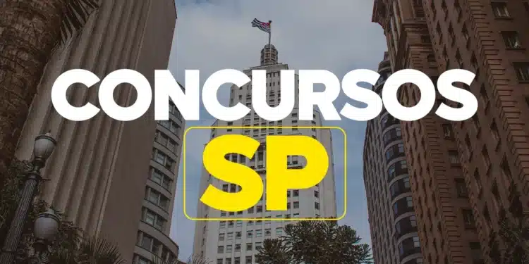 Edifício Altino Arantes em São Paulo com bandeira do estado e texto concursos SP em destaque