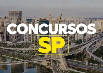 Vista aérea do viaduto e prédios na cidade de São Paulo com texto concursos SP em destaque