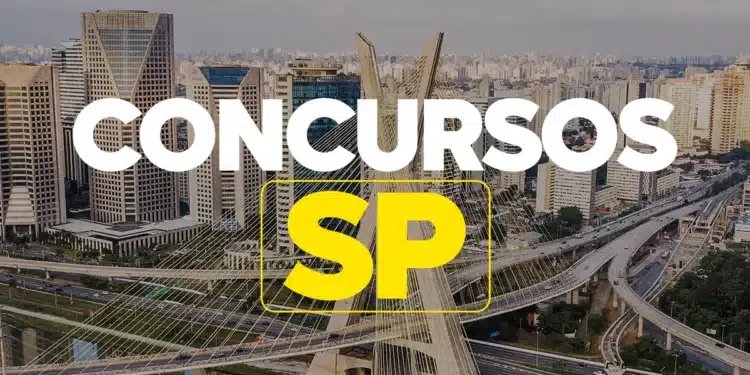 Vista aérea da Ponte Estaiada e prédios do centro financeiro de São Paulo com texto Concursos SP em destaque