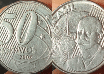 Montagem fotográfica de uma moeda de 50 centavos de 2002, mostrando os dois lados. O foco está no reverso (lado com valor) para identificar erros de cunhagem nas estrelas ou no número, o que torna a peça rara.