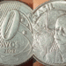 Montagem fotográfica de uma moeda de 50 centavos de 2002, mostrando os dois lados. O foco está no reverso (lado com valor) para identificar erros de cunhagem nas estrelas ou no número, o que torna a peça rara.
