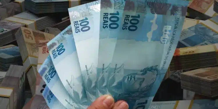 Cédulas de 100 reais representando a devolução de valores indevidos pelo INSS e Banco BMG a beneficiários.