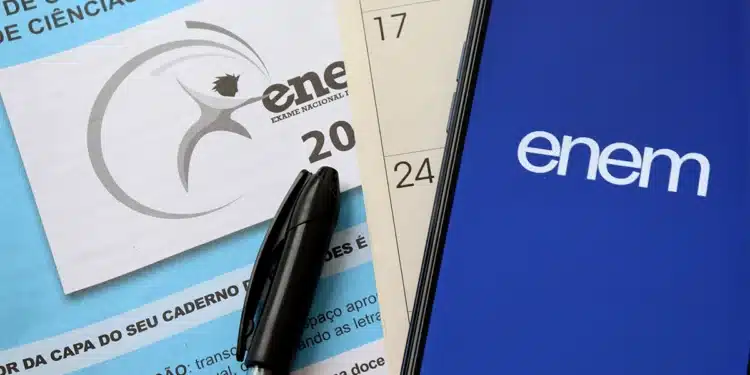 Imagem de uma caneta, calendário e smartphone exibindo o logo do Enem 2025, simbolizando a inscrição e o local de prova.