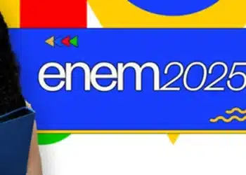 Candidata sorridente segurando pasta azul em frente a logo oficial colorido do Enem 2025 durante contagem regressiva