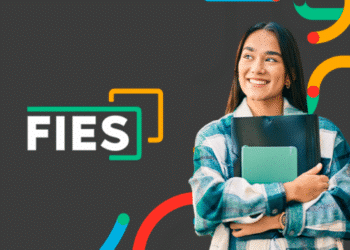 Estudante sorridente segurando cadernos ao lado do logotipo do FIES