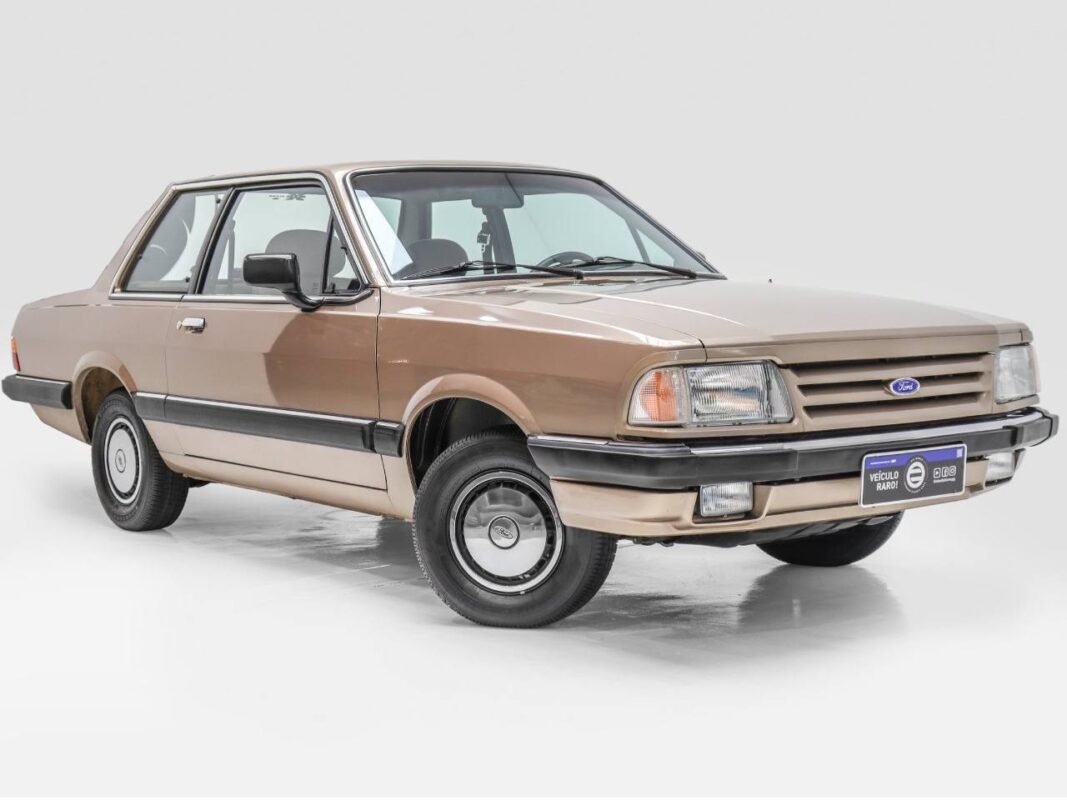 Carro Ford Del Rey 1981 bege, modelo clássico duas portas, pneus pretos, em fundo branco.