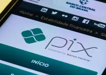 Imagem ilustrando o bloqueio de chaves Pix pelo Banco Central contra fraudes e golpes.