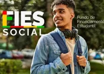 Jovem estudante sorridente com mochila e fones no pescoço em área externa com texto FIES Social Fundo de Financiamento Estudantil.