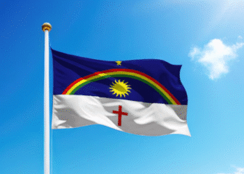 Bandeira de Pernambuco tremulando ao vento sob o céu azul.