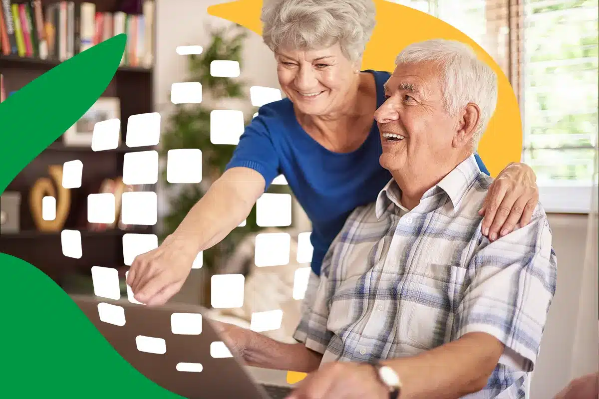 Aprenda a fazer a prova de vida do INSS de forma segura e prática Casal de idosos usando tablet para fazer prova de vida digital do INSS