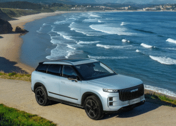 Jaecoo 7 branco em paisagem costeira - SUV premium chinês