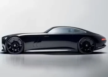 Mercedes-Benz Vision Iconic, um carro futurista que resgata o charme dos anos 1930, destacando-se pelo design arrojado e elegante.