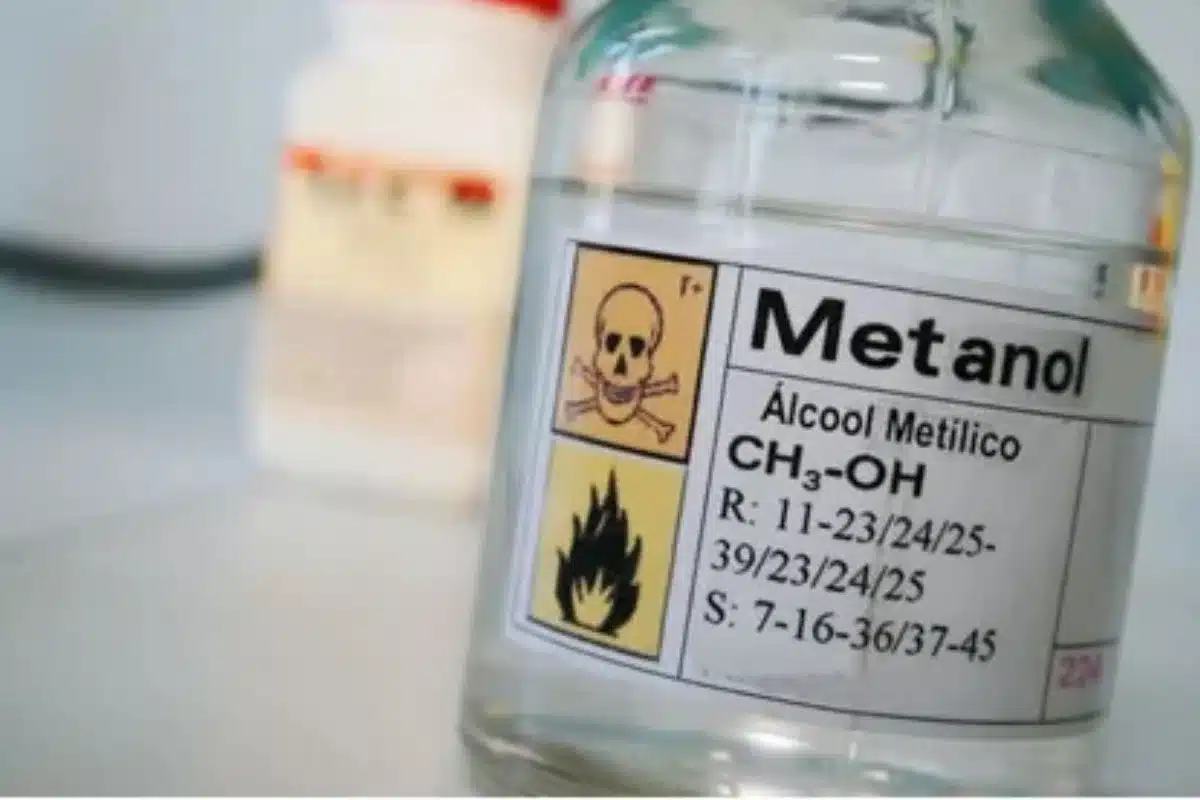 Rótulo de advertência do metanol: perigoso para consumo humano. Frasco de metanol com rótulo de advertência de toxicidade e inflamabilidade.