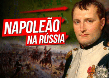 Retrato de Napoleão Bonaparte com uma cena de batalha ao fundo e texto "Napoleão na Rússia"