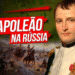 Retrato de Napoleão Bonaparte com uma cena de batalha ao fundo e texto "Napoleão na Rússia"