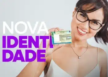 Mulher sorrindo enquanto segura a nova Carteira de Identidade Brasileira, com o texto 'Nova Identidade' ao fundo, promovendo o mutirão para emissão gratuita.