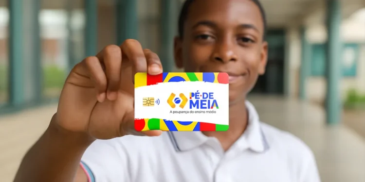 Criança segurando o cartão do programa Pé-de-Meia, com um fundo de escola.