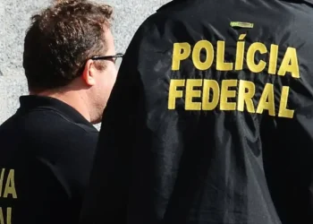 Agentes da Polícia Federal com jaquetas pretas e letras amarelas em operação
