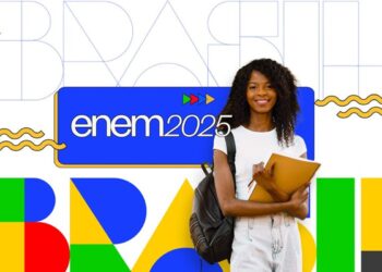 Candidata sorridente segurando material de estudo com mochila nas costas em frente a logo oficial Enem 2025