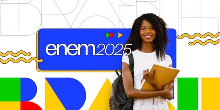 Candidata sorridente segurando material de estudo com mochila nas costas em frente a logo oficial Enem 2025