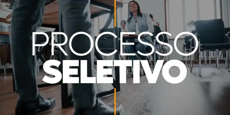 Pessoas sentadas aguardando em sala para entrevista de processo seletivo de emprego