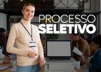 Mulher sorridente com crachá de consultora de negócios durante processo seletivo em ambiente de trabalho moderno