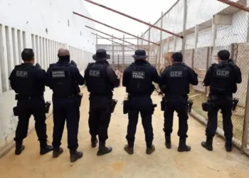 Grupo de agentes da Polícia Penal RN em formação dentro de unidade prisional.