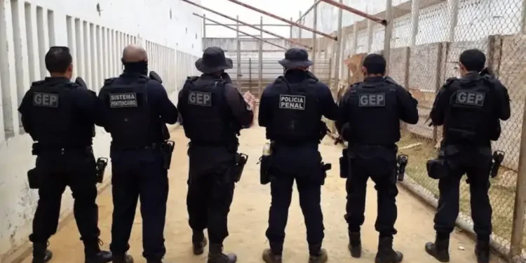 Grupo de agentes da Polícia Penal RN em formação dentro de unidade prisional.