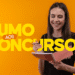 Mulher sorridente estudando com caderno e caneta em fundo laranja com texto "Rumo aos Concursos"