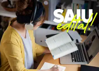 Profissional de saúde estudando edital da Prefeitura com inscrições abrindo dia 21 de outubro para vagas na área da Saúde