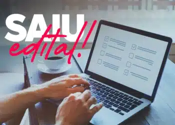 Imagem promocional com fundo desfocado de escritório e laptop, destacando o anúncio do edital de contratação para Agentes de Saúde e Endemias com salário de R$ 3 mil.