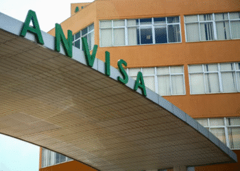 Fachada da sede da Anvisa com o nome da agência em destaque.