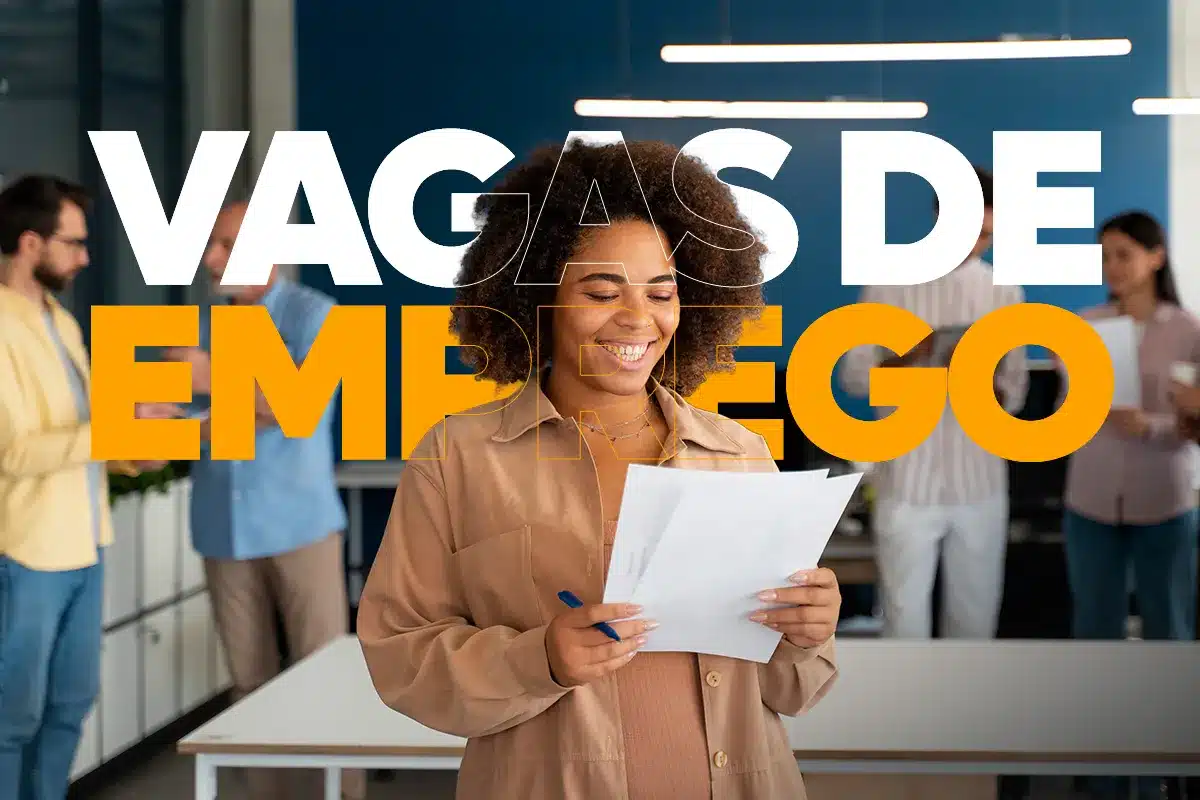 Mulher sorrindo enquanto segura documentos, destacando o tema 'Vagas de Emprego'. Outros profissionais ao fundo, simbolizando o mercado de trabalho.