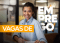 Jovem profissional sorridente em ambiente de trabalho com textos sobre vagas de emprego