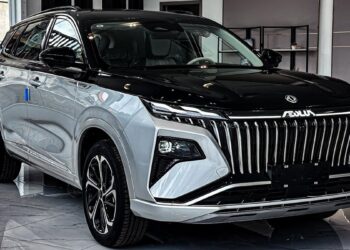 SUV chinês em showroom representando estratégia da Jeep de usar modelo asiático como base, seguindo exemplo da Fiat