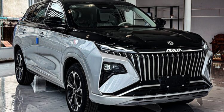 SUV chinês em showroom representando estratégia da Jeep de usar modelo asiático como base, seguindo exemplo da Fiat