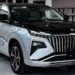 SUV chinês em showroom representando estratégia da Jeep de usar modelo asiático como base, seguindo exemplo da Fiat