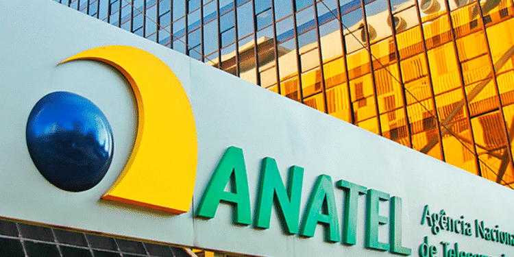Logotipo e nome da ANATEL (Agência Nacional de Telecomunicações) na fachada de um prédio, representando a instituição que emitiu um alerta oficial para proteger os consumidores do golpe de reembolso.