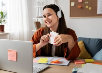 Profissional aprendendo online para atuar em áreas digitais com flexibilidade e bons ganhos.