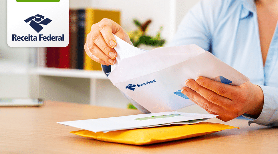 Envio de notificações da Receita Federal – Projeto Cartas 2025 Pessoa abrindo correspondência da Receita Federal referente ao Projeto Cartas 2025.