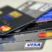 Pilha de cartões de crédito Visa Platinum e MasterCard Platinum em superfície branca